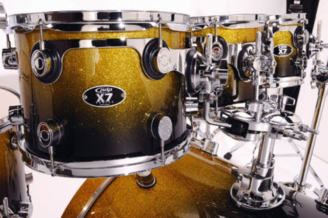 blank The rack toms come complete with DW’s RIMS-type mounts – a sign of the great build quality